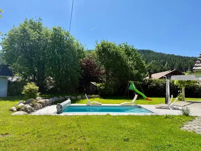 Piscine de l'établissement Le Jardin de Rose et Capucine, piscine et jardin avec terrasse ou située à proximité