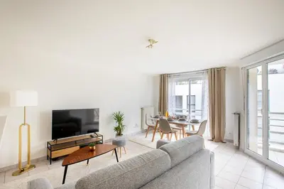 Télévision ou salle de divertissement dans l'établissement Appartement lumineux 3 frontières parking gratuit