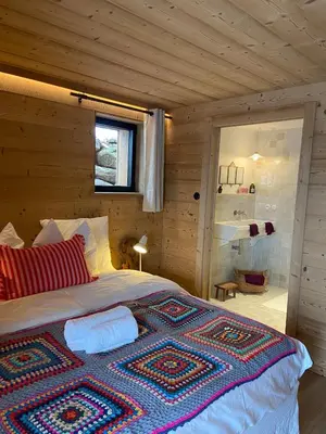 Un ou plusieurs lits dans un hébergement de l'établissement Chalets Hissala, vue lac et sauna