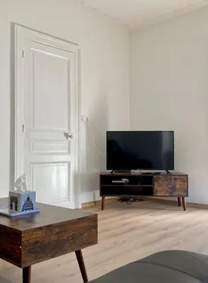 Télévision ou salle de divertissement dans l'établissement Les 2 suites de Belfort 184m2 Centre Parkings
