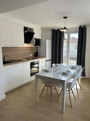 Cuisine ou kitchenette dans l'établissement La Jonquille, Appartement Centre Ville de Gérardmer, linge et ménage inclus