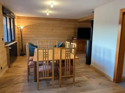 Télévision ou salle de divertissement dans l'établissement Superbe Chalet refait à neuf, idéal famille, Sportifs 2 nuits minimum