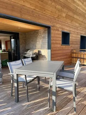 Télévision ou salle de divertissement dans l'établissement Superbe Chalet refait à neuf, idéal famille, Sportifs 2 nuits minimum