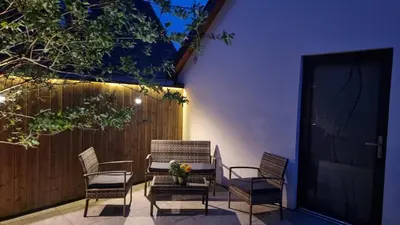 Coin salon dans l'établissement L'atelier - logement neuf 3 étoiles sur la route des vins d'Alsace