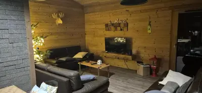 Coin salon dans l'établissement chalet au calme, 7mn des pistes de ski