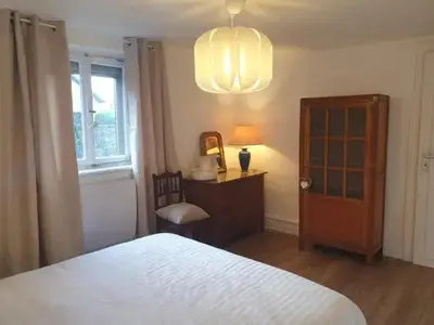 Un ou plusieurs lits dans un hébergement de l'établissement Maison spacieuse à Sainte-Croix-en-Plaine avec jardin
