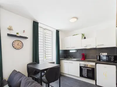 Cuisine ou kitchenette dans l'établissement Cocon Zen Balneo - Appartement RDC proche centre Mulhouse