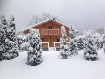 L'établissement gîte avec spa, sauna et piscine en hiver