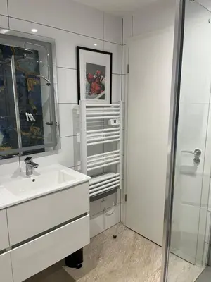 Salle de bains dans l'établissement Le repaire des Supers Héros