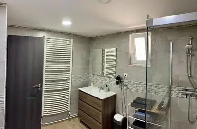 Salle de bains dans l'établissement Large single-family home with 4 large bedrooms