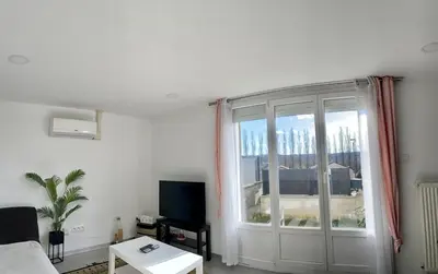 Télévision ou salle de divertissement dans l'établissement Large single-family home with 4 large bedrooms