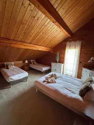 Un ou plusieurs lits dans un hébergement de l'établissement Chalet Tramontane, gîte tout confort