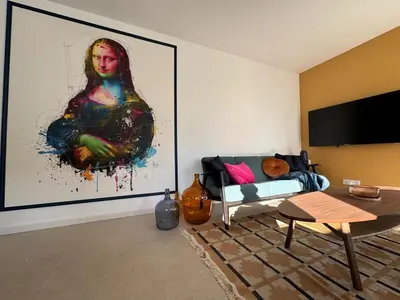 Télévision ou salle de divertissement dans l'établissement Superbe maison au calme avec stationnement gratuit