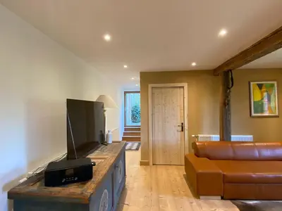 Télévision ou salle de divertissement dans l'établissement Ferme Point du Jour avec sauna et jacuzzi