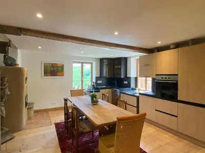 Cuisine ou kitchenette dans l'établissement Ferme Point du Jour avec sauna et jacuzzi