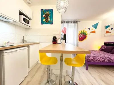 Cuisine ou kitchenette dans l'établissement Le Pop Art - Studio near Train Station - 2 people