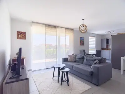 Coin salon dans l'établissement Parking privé - Accès PMR - Terrasse vue châteaux - 2 lits