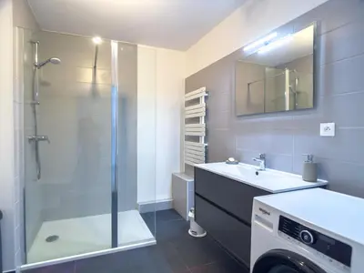 Salle de bains dans l'établissement Parking privé - Accès PMR - Terrasse vue châteaux - 2 lits
