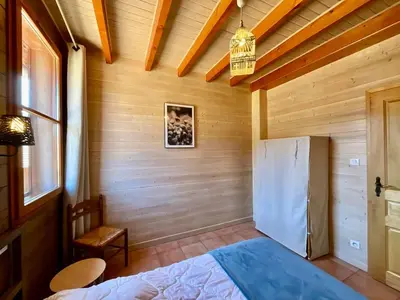 Un ou plusieurs lits dans un hébergement de l'établissement Chalet L'Ecureuil, with terrace & lake view
