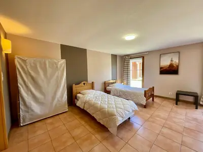 Un ou plusieurs lits dans un hébergement de l'établissement Chalet L'Ecureuil, with terrace & lake view