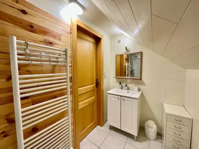 Salle de bains dans l'établissement Chalet L'Ecureuil, with terrace & lake view