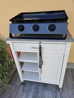 Cuisine ou kitchenette dans l'établissement Maison Les Géraniums parking privé