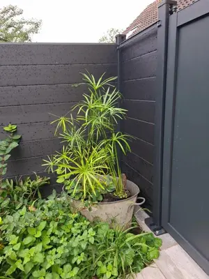 Jardin de l'établissement Maison Les Géraniums parking privé
