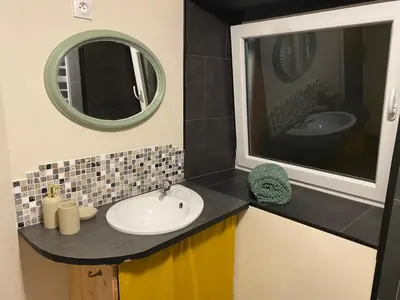 Salle de bains dans l'établissement L'atelier des couleurs