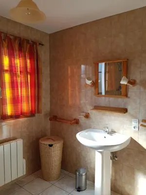 Salle de bains dans l'établissement Chalet Mi'Loup, tout confort, à Plainfaing