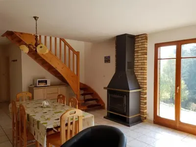 Coin salon dans l'établissement Chalet Mi'Loup, tout confort, à Plainfaing