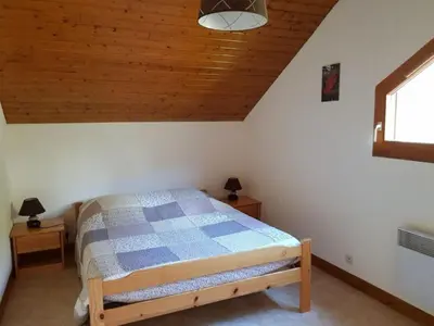 Un ou plusieurs lits dans un hébergement de l'établissement Chalet Mi'Loup, tout confort, à Plainfaing
