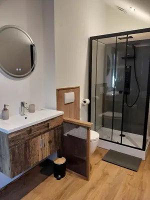 Salle de bains dans l'établissement Appartement neuf Le Grenier d'Oscar