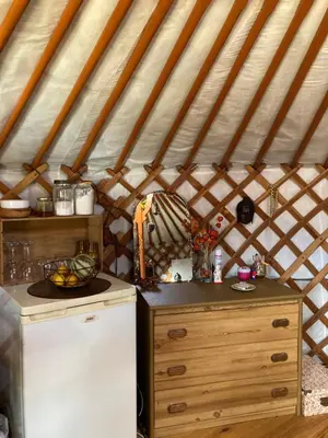 Cuisine ou kitchenette dans l'établissement Yourte à la ferme