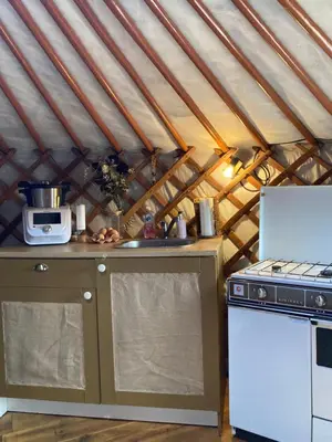 Cuisine ou kitchenette dans l'établissement Yourte à la ferme