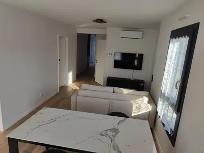 Télévision ou salle de divertissement dans l'établissement L'Écrin Ludovicien Spa & chambres design aux portes de Bâle