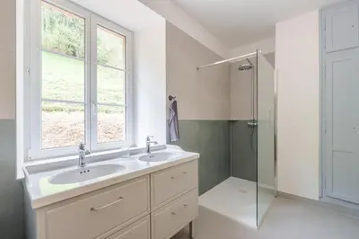 Salle de bains dans l'établissement Gîte de l'Oriel - Gîte avec Grand Jardin
