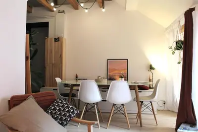 Coin salon dans l'établissement #LaMaisonVerte-calme en zone piétonne de Mulhouse