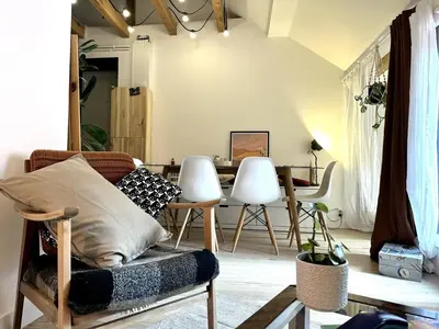 Coin salon dans l'établissement #LaMaisonVerte-calme en zone piétonne de Mulhouse