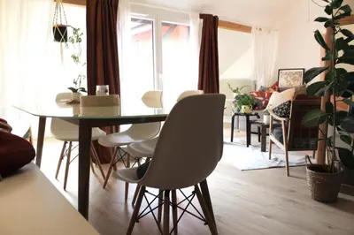 Coin salon dans l'établissement #LaMaisonVerte-calme en zone piétonne de Mulhouse