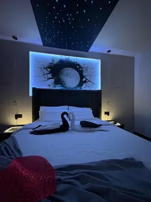 Un ou plusieurs lits dans un hébergement de l'établissement Le Prestige Spa jacuzzi et sauna traditionnel