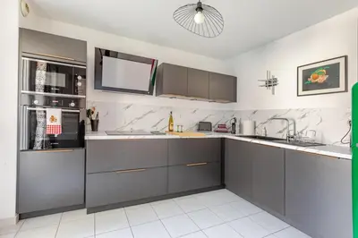 Cuisine ou kitchenette dans l'établissement Quiet - Les Maraîchers - Terrace - Private garage