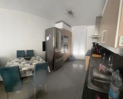 Cuisine ou kitchenette dans l'établissement Maison de vacances
