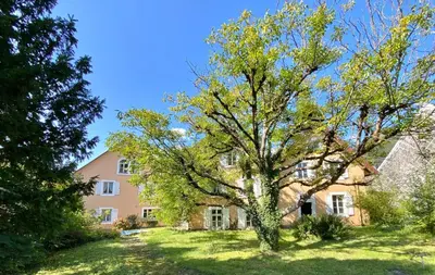 Jardin de l'établissement Charmant gîte vosgien avec 13 chambres pour 30 personnes