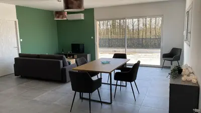 Coin salon dans l'établissement Appartement avec terrasse, proche des 1000 étangs, chapelle Le Corbusier