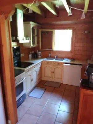 Cuisine ou kitchenette dans l'établissement chalet Leon