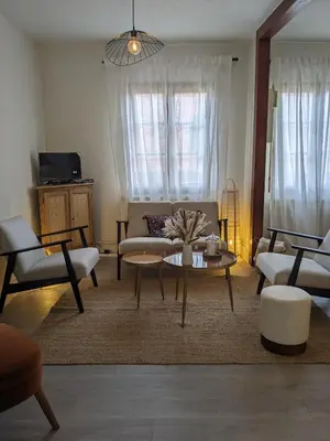 Télévision ou salle de divertissement dans l'établissement La Maison des Potiers avec Terrasse et Parking
