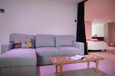 Coin salon dans l'établissement LOVE ROOM Love and Spa, Nature and Rest