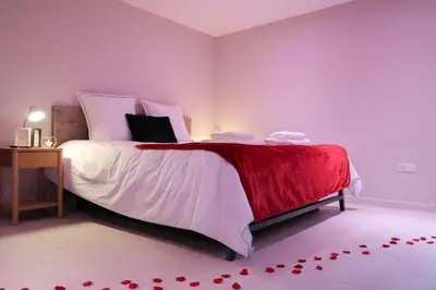 Un ou plusieurs lits dans un hébergement de l'établissement LOVE ROOM Love and Spa, Nature and Rest