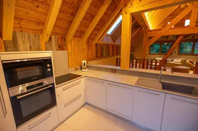 Cuisine ou kitchenette dans l'établissement Le Chalet Vosges Alsace - La Petite Ferme 4 étoiles
