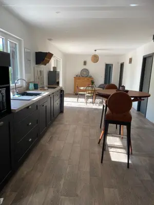 Cuisine ou kitchenette dans l'établissement Coquette maison neuve de plain pied au cœur des Hautes Vosges,